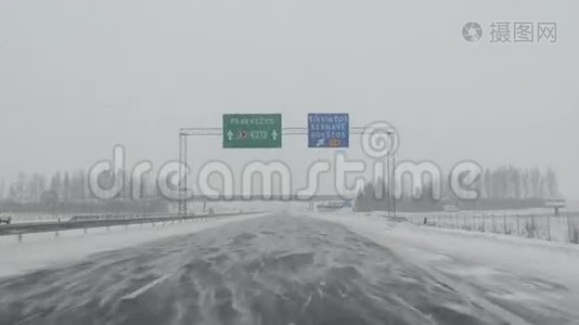 开高速公路。 降雪暴风雪。 汽车前窗视图视频