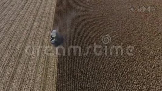 空中无人驾驶飞机在巨大的农田上的视野，在作物时期的卡车视频
