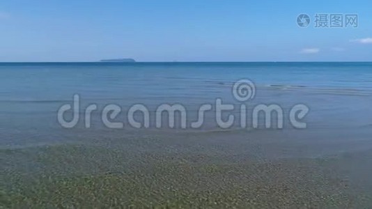 空中无人驾驶飞机在平静的海面上，浅沙视频