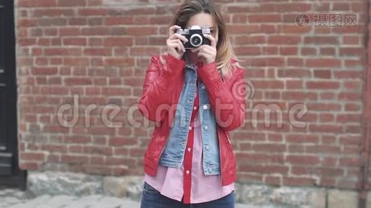 迷人的年轻女孩在摄像机上拍照视频