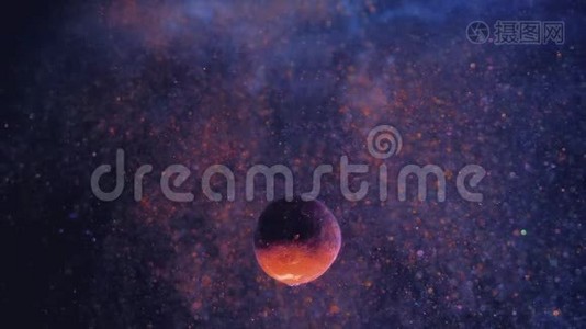 行星在太空中，它的一侧是阴影。 透明星云在挥动，覆盖着这颗行星。 有机颗粒视频