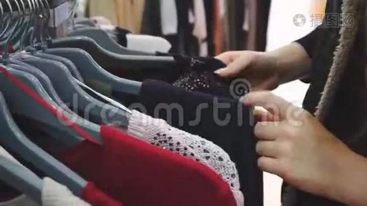 购物女人。 店员看衣服的手视频
