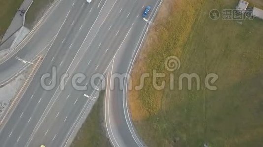 高速公路与汽车和卡车的空中镜头视频