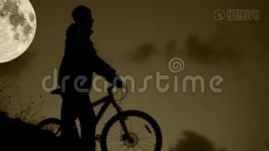 夜间月光下骑自行车的活跃的骑自行车者视频