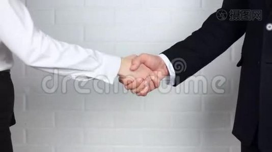 商人和女商人握手的拥抱视频