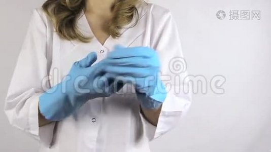 医生白色制服揭开无菌橡胶蓝色手套视频