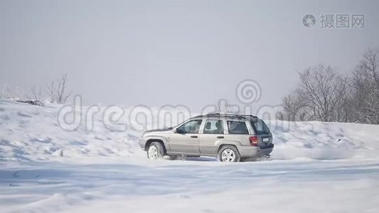 带雪车轮和冬季轮胎的SUV在雪地上行驶视频