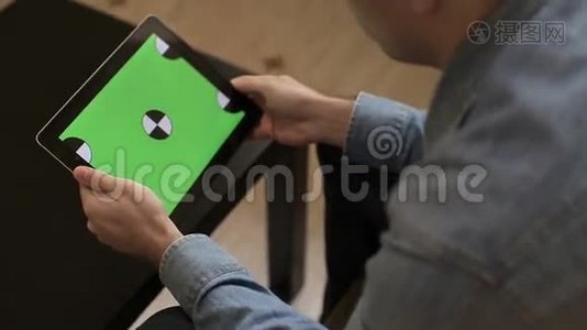 使用平板电脑在家庭景观模式。 带有绿色屏幕的平板电脑。视频