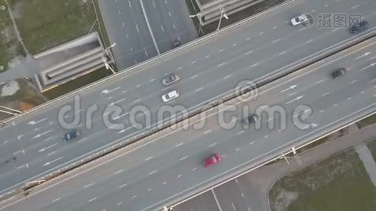 汽车和卡车的高速公路航迹视频