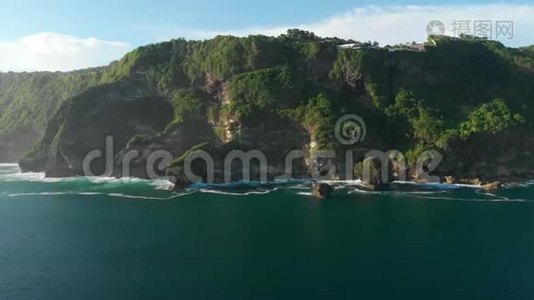 巴厘岛有岩石和海洋的神奇悬崖。 空中景观视频