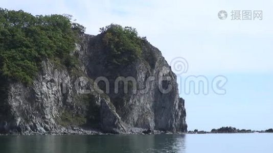 绿色石岩，海岸线，海滩和海浪水面在日本海。视频