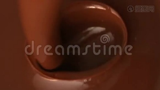 融化的巧克力堆积得很近视频