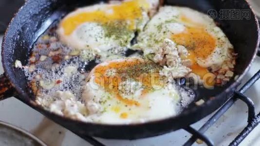 煎锅中加入炒洋葱、肉末和香料的炒鸡蛋视频