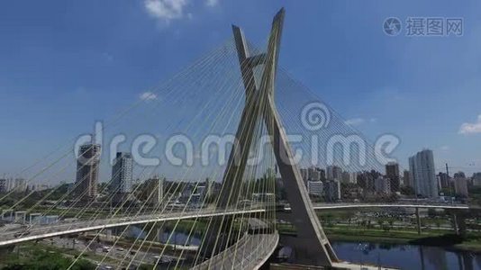 巴西圣保罗市奥克塔维奥·弗里亚斯·德奥利维拉桥或庞特·埃斯塔亚达的空中景观视频