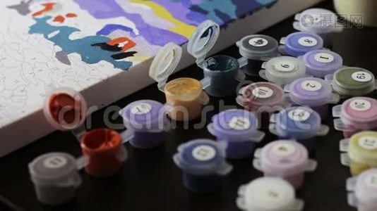 根据数字用丙烯酸颜料作画，许多彩色颜料在罐子里作画视频