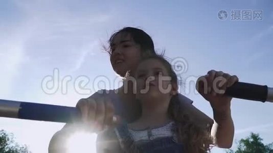 母亲和女儿在船上划船视频