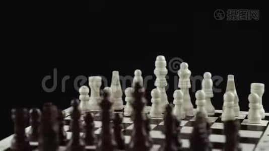 黑色背景下的国际象棋游戏视频