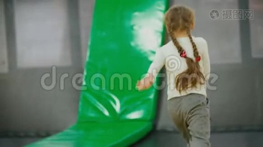 小女孩跳上蹦床视频