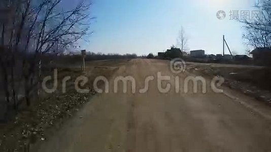 乡村驾驶汽车在砾石路上使用菲舍耶镜头。视频