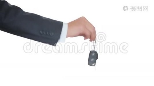 男性手拿着一把汽车钥匙交给另一个人。 握手视频