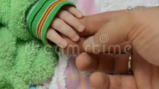 触摸新生婴儿手，特写视频
