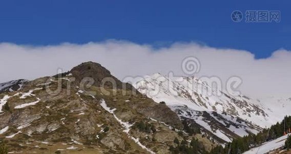 瓦尔德诺里亚多云山区全景4k西班牙视频