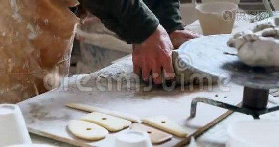男性陶工塑造一个粘土4k视频