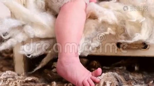 可爱的新生婴儿脚视频