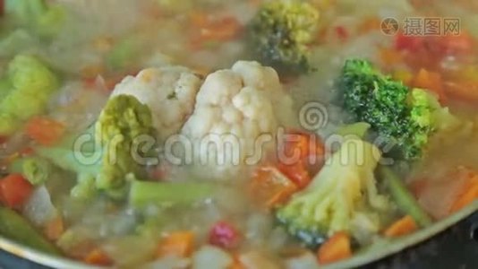 锅里炖蔬菜视频