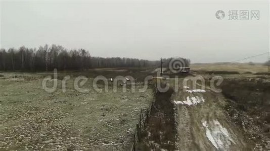 乡村农场肮脏道路的鸟瞰图视频