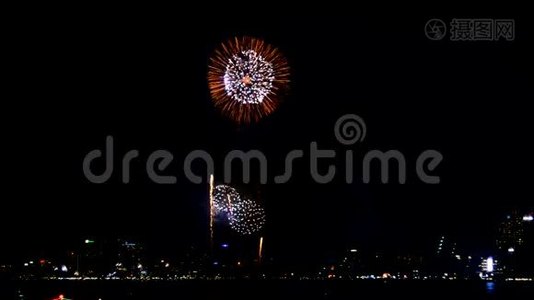 缤纷烟花在夜空中绽放，为新年快乐视频