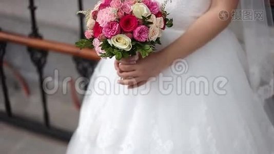 新娘双手捧着美丽的花束视频
