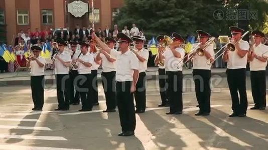 音乐家在军队铜管乐队的节日视频