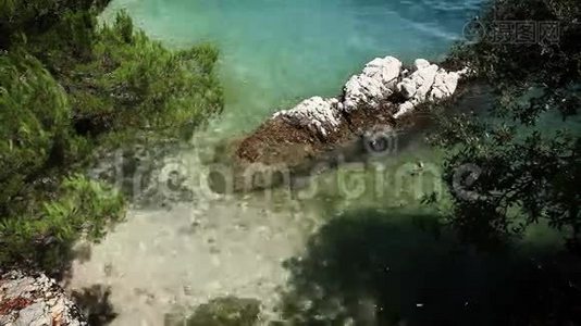 克罗地亚亚得里亚海海岸的小海湾视频