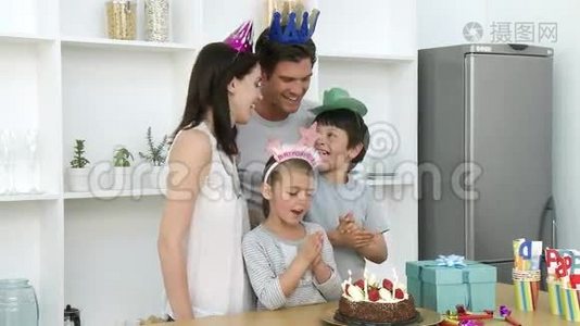 小女孩在生日时吹蜡烛视频