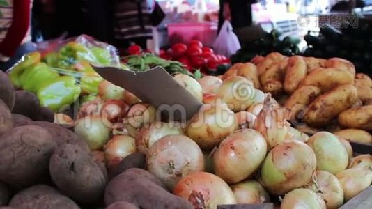 市场柜台上有美味的新鲜洋葱、辣椒和其他带有价格标签的蔬菜视频