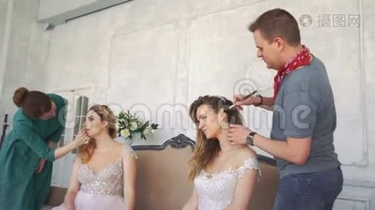 男人尖叫给女孩化妆。视频