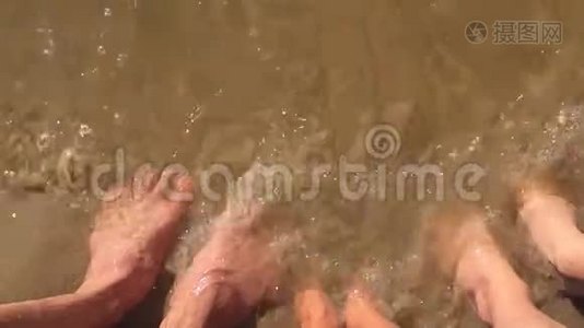 男孩水女孩和男人家庭腿在海洋慢动作视频。 强浪沙海休息家庭视频