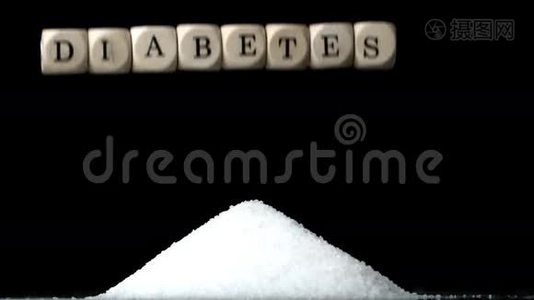 白色骰子拼写糖尿病在黑色背景下的糖堆上视频