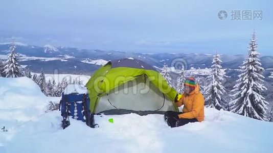 在山里的冬季旅行视频