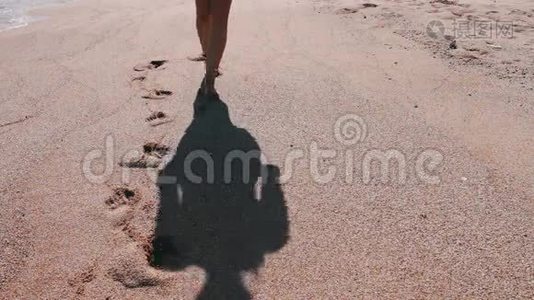 女孩的脚在沙滩上留下脚印视频