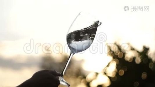 一杯带有浆果的香槟的慢动作录像视频