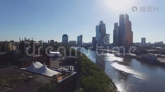 从河边拍摄莫斯科国际商务中心的四架直升机全景。 夏日晴天视频