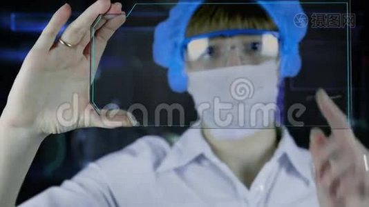 博士与未来的hud屏幕平板。 神经元，大脑冲动.. 未来的医学概念视频