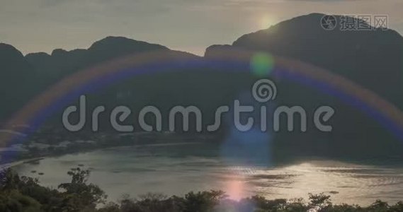 时光流逝，白天的云彩越过美丽的菲菲岛湾景观与船。 安达曼海泻湖。视频
