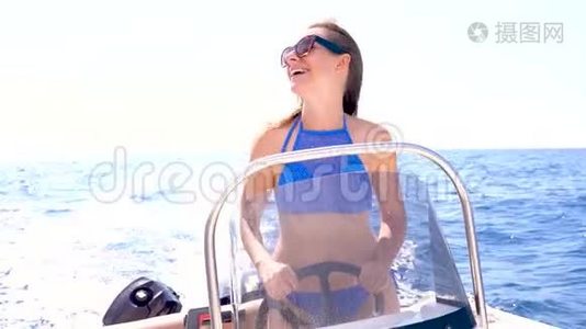 暑假-小女孩在海上驾驶摩托艇视频