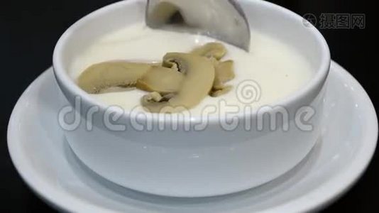 芝士汤配切好的香菜蘑菇视频