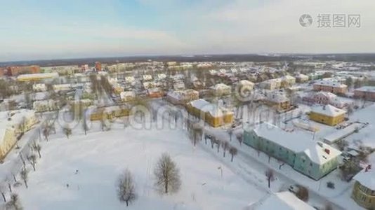 覆盖着雪的建筑物。 小镇的风景。 空中镜头。视频