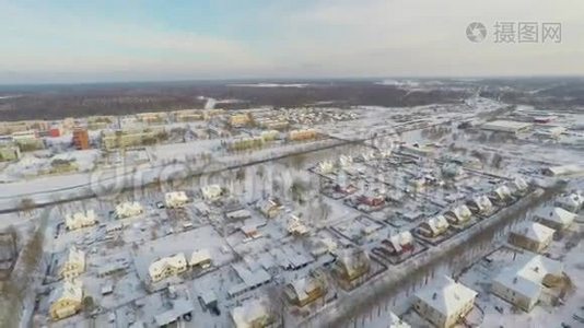 覆盖着雪的建筑物。 小镇的风景。 空中镜头。视频