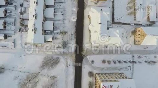 覆盖着雪的建筑物。 小镇的风景。 空中镜头。视频
